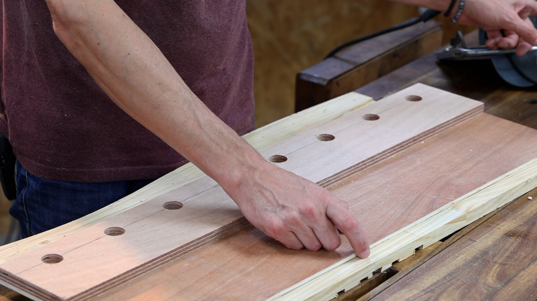 Scie circulaire : Un rail maison, simple et précis pour couper droit ! -  Apprendre la menuiserie