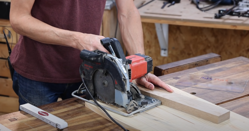 Scie circulaire : Un rail maison, simple et précis pour couper droit ! -  Apprendre la menuiserie