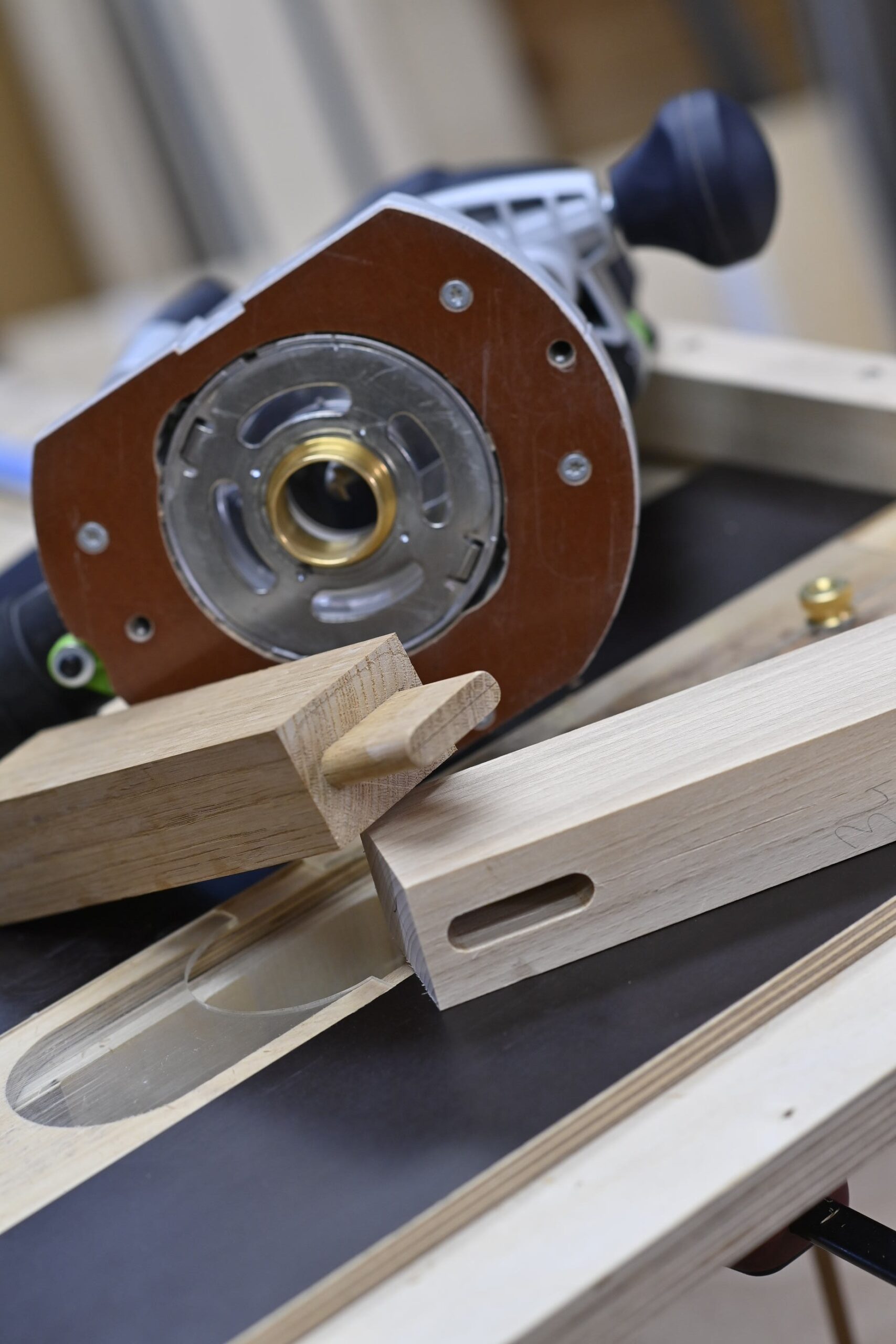 Assemblage tenon-mortaise réalisé à la défonceuse à l’aide d’une bague à copier