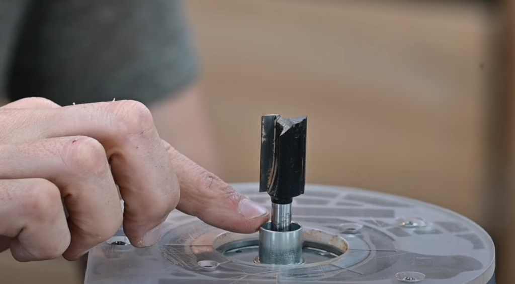 Bague à copier montée sur une défonceuse montrant la concentricité entre la fraise et la bague