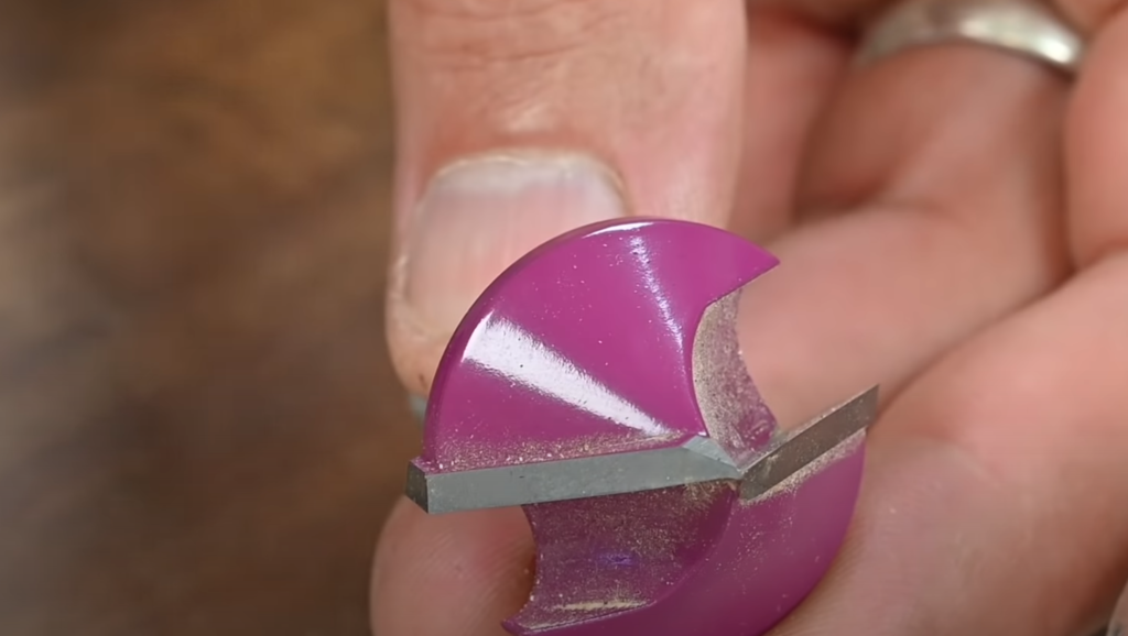 Fraise à graver utilisée pour tracer l’axe central sur un gabarit en plexiglas