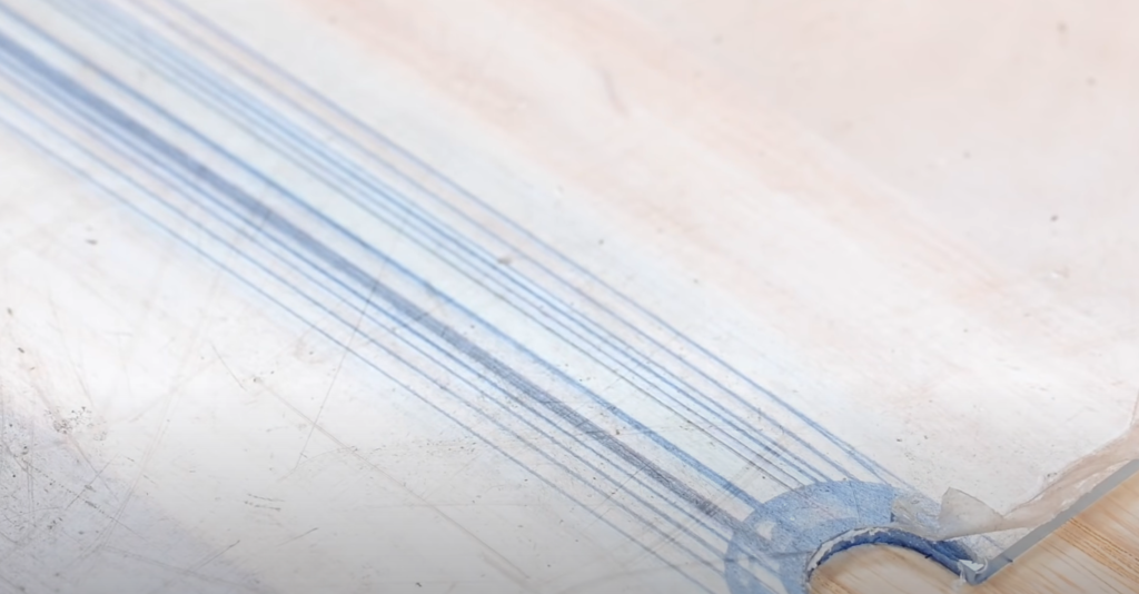 Gabarit de défonceuse surchargé avec trop de diamètres de fraises, rendant les repères illisibles