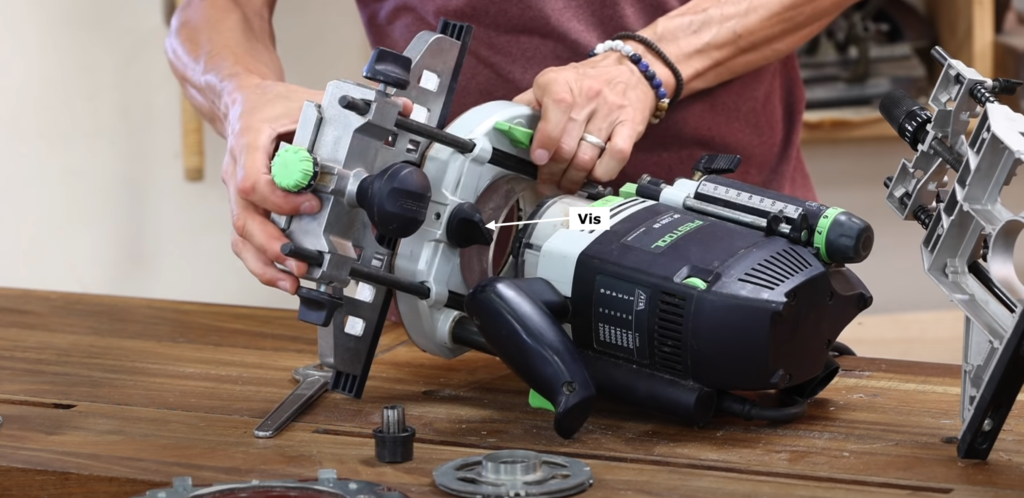 Défonceuse équipée d’un guide parallèle avec réglage micrométrique