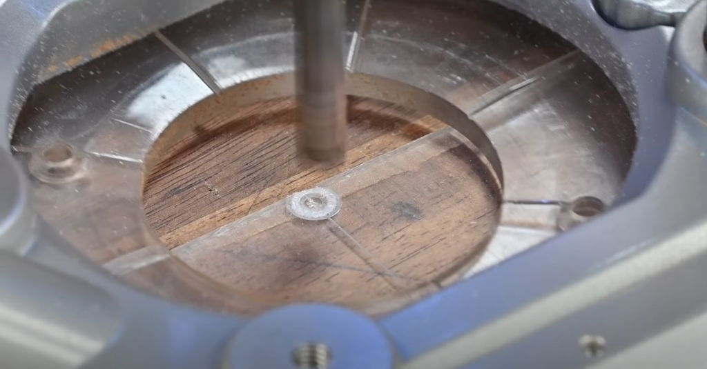 Marquage du plexiglas par la fraise après une plongée légère sans déplacement