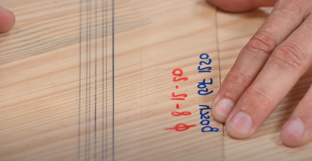 Positionnement du gabarit en plexiglas sur l’axe tracé pour préparer une rainure à la défonceuse
