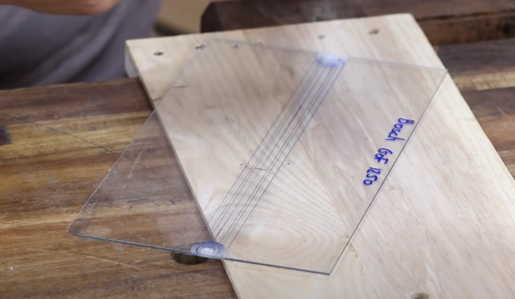 Gabarit de défonceuse en plexiglas nettoyé avec repères visibles et identification de la machine