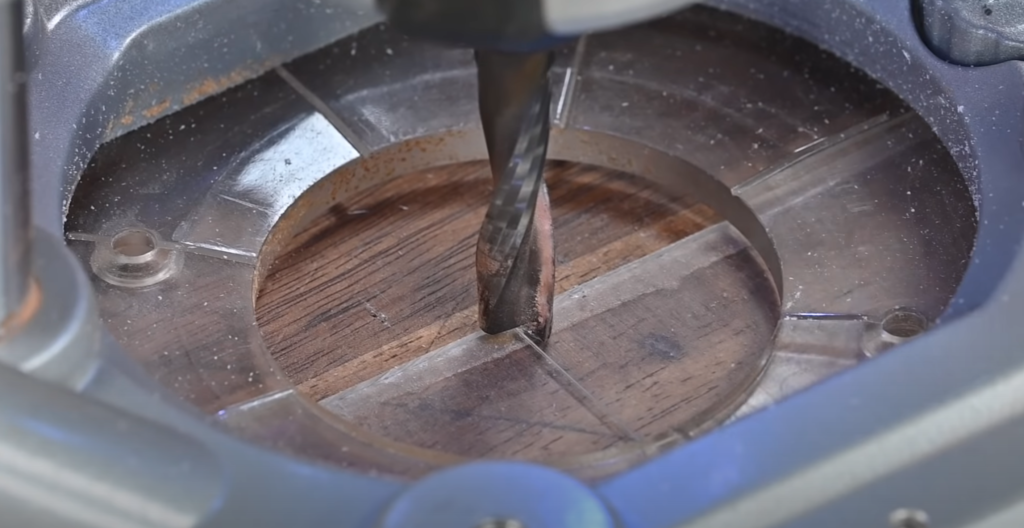 Fraise de défonceuse positionnée sur l’axe central pour marquer le diamètre sur le gabarit