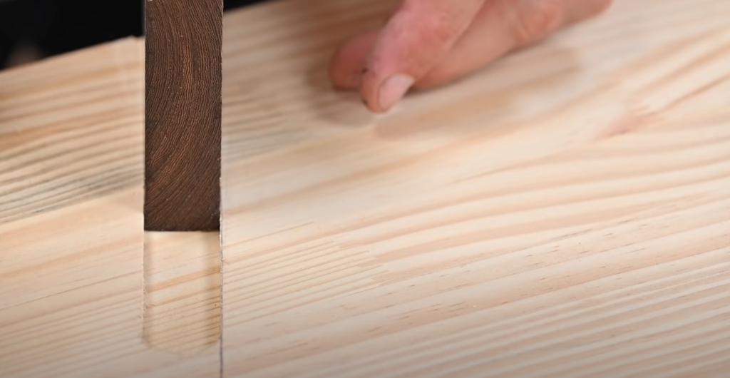 Étagère encastrée dans une rainure réalisée à la défonceuse avec un positionnement précis