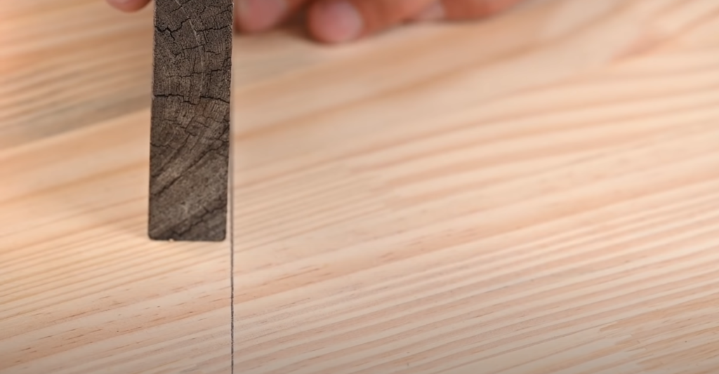 Traçage du dessus ou du dessous d’une étagère sur un panneau avant usinage à la défonceuse