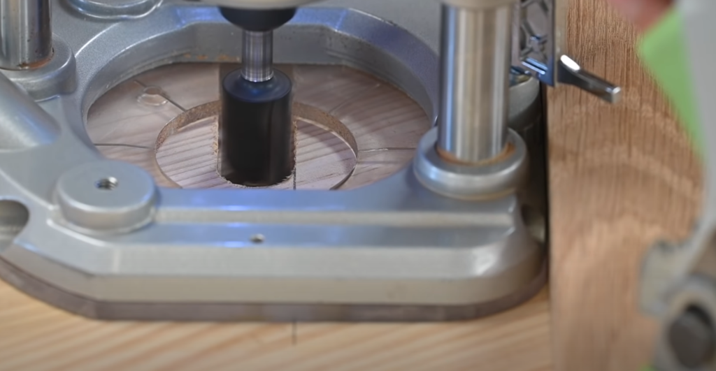 Usinage d’une rainure à la défonceuse après réglage de la profondeur de passe