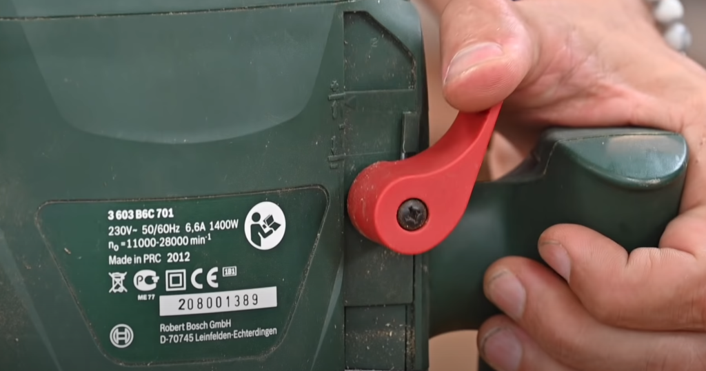 Système de verrouillage de la plongée actionné au pouce sur la poignée de la défonceuse